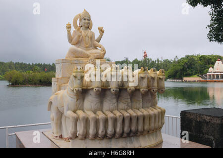 Statue du dieu du Soleil sur le lac de Grand Bassin. Maurice, 22-01-2016 Banque D'Images