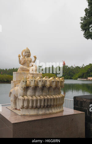 Statue du dieu du Soleil sur le lac de Grand Bassin. Maurice, 22-01-2016 Banque D'Images