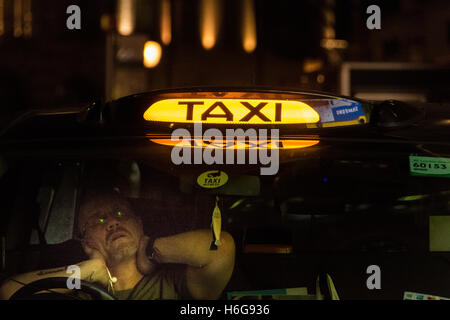 Un chauffeur de taxi cab noir fatigué dans le West End de Londres Banque D'Images