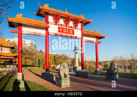 Chinese Gate, Jardin Chinois, Louise McKinney Riverfront Park, Edmonton, Alberta, Canada Banque D'Images