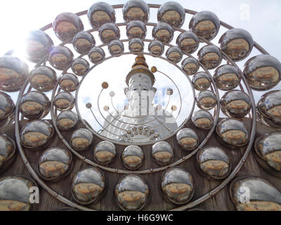Superbe Statue de Bouddha géant avec la décoration en forme de balle dans le Bouddhisme Temple de Thaïlande Banque D'Images