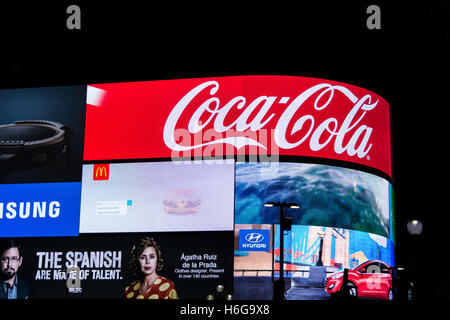 Le panneau Coca Cola sur Piccadilly Circus dans le centre de Londres Angleterre GB Royaume-Uni Europe Banque D'Images