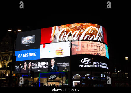 Piccadilly Circus illuminations dans le centre de Londres Angleterre GB Royaume-Uni UE Europe Banque D'Images