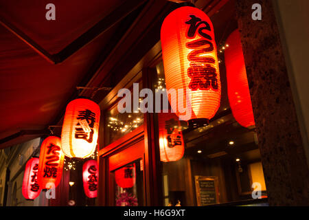 Lanternes chinoises dans peu Newport Street in London's Chinatown Banque D'Images