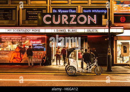 Un Curzon Soho illuminé sur Shaftesbury Avenue à Londres, Londres, W1, Angleterre, Royaume-Uni Banque D'Images