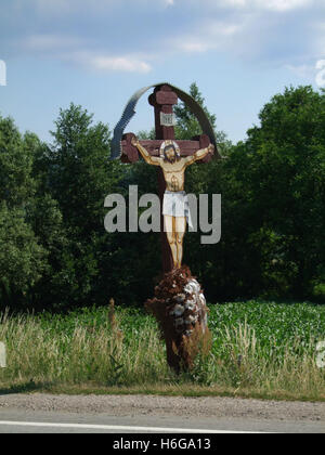 Crucifix sur route roumaine Banque D'Images