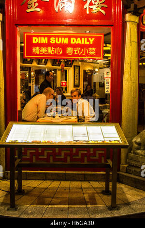 Deux hommes de manger des dim sum dans un restaurant chinois dans le quartier londonien de Soho. Banque D'Images