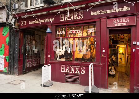 Les quelques magasins de musique sur un point d'être démoli Denmark Street, London, UK Banque D'Images