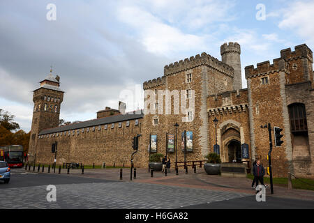 L'entrée de la porte du sud du château de Cardiff Cardiff Wales United Kingdom Banque D'Images