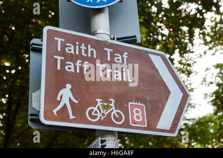 Gallois bilingue anglais signe pour le Taff Trail randonnée Randonnée à vélo à travers le pays de Galles Cardiff, Royaume-Uni Banque D'Images