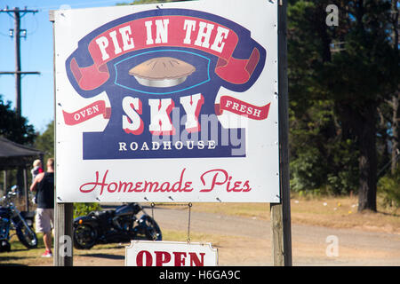 Tarte dans le Sky cafe roadhouse près de Bilpin, petite ville dans la région de Nouvelle-Galles du Sud, Australie vendant des tartes maison Banque D'Images