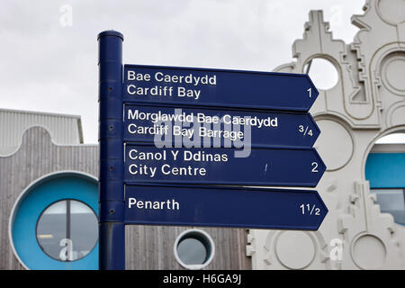 Panneaux de direction en dehors de BBC Cymru Wales roath studios de production de teigr porth bay Cardiff Wales United Kingdom Banque D'Images