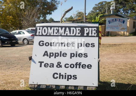 Pie in the Sky cafe roadhouse près de Bilpin en Nouvelle Galles du Sud, Australie la vente des tartes Banque D'Images