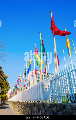 Drapeaux du monde en face du siège de l'UNESCO à Paris, France Banque D'Images