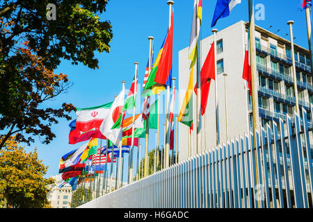 Drapeaux du monde en face du siège de l'UNESCO à Paris, France Banque D'Images