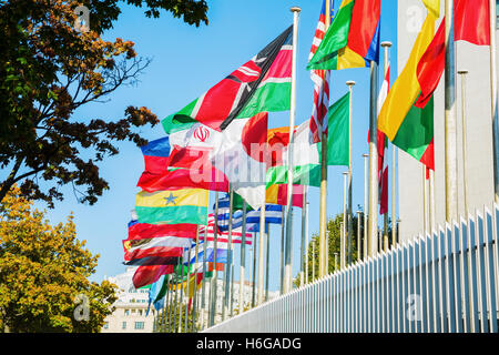 Drapeaux du monde en face du siège de l'UNESCO à Paris, France Banque D'Images