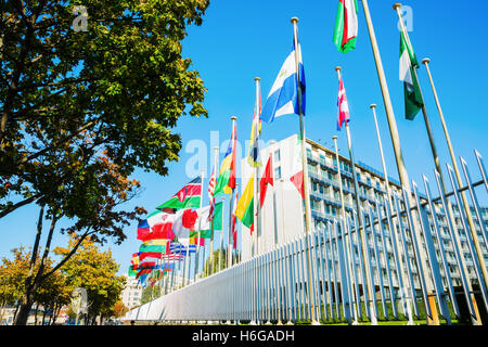 Drapeaux du monde en face du siège de l'UNESCO à Paris, France Banque D'Images