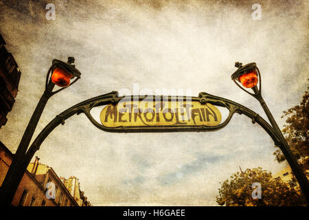 Style vintage photo d'une station de métro à Paris historique Banque D'Images