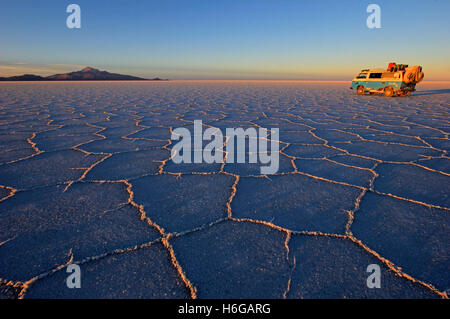 Van sur Salar de Uyuni, Bolivie, salt lake Banque D'Images