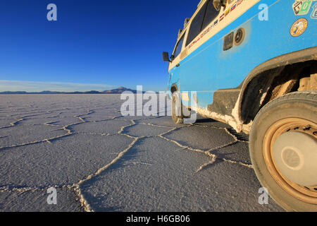 Van sur Salar de Uyuni, Bolivie, salt lake Banque D'Images