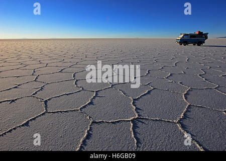 Van sur Salar de Uyuni, Bolivie, salt lake Banque D'Images