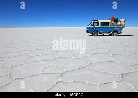 Van sur Salar de Uyuni, Bolivie, salt lake Banque D'Images