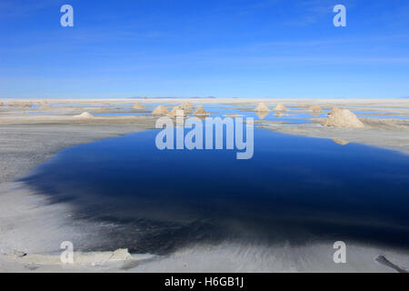 Collines de sel derrière lake, Salar de Uyuni, Bolivie Banque D'Images