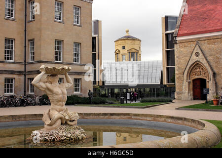 La fontaine du Triton, Radcliffe Sciences Humaines, Andrew Wiles bâtiments et à l'Église avec la Tour des Vents dans l'arrière-plan Banque D'Images