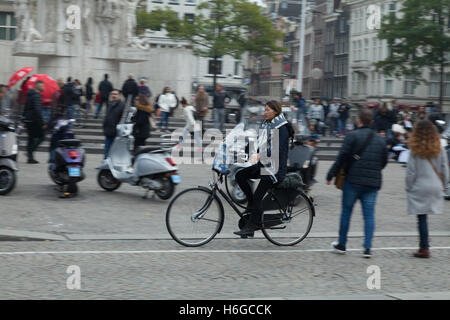 Cycliste à Amsterdam Banque D'Images