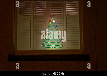 Maison de Noël décorations lumières colorées vitres teintés Banque D'Images