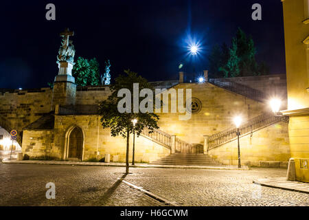 Photo de nuit d'une entrée de Charles Bridge (Pont Karlov) à Prague. Banque D'Images