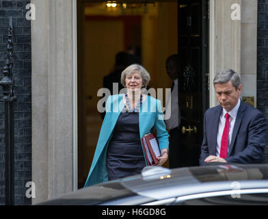 Premier ministre,Theresa Mai,feuilles,10 Downing Street sur son chemin de questions au premier ministre à la Chambre des communes Banque D'Images