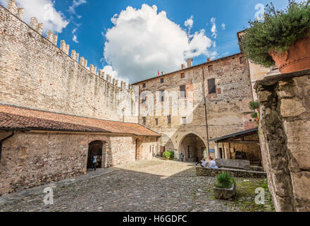 Cour intérieure de Rocca di Angera au Lago Maggiore, Varese, Italie Banque D'Images