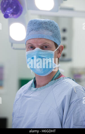 Un chirurgien portant un masque dans une salle d'opération d'un hôpital Banque D'Images