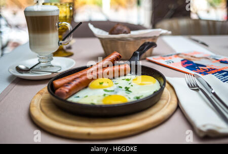 Oeufs brouillés avec saucisses Banque D'Images