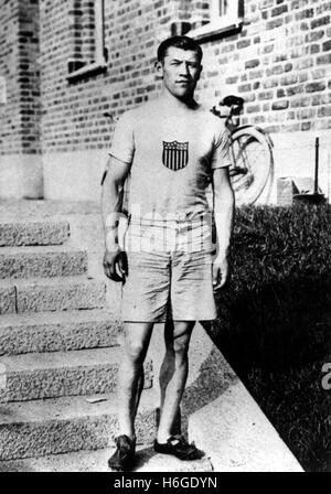 JIM THORPE (1887-1953) athlète américain et médaillée d'or aux Jeux Olympiques avec son kit olympique sur 1912 Banque D'Images