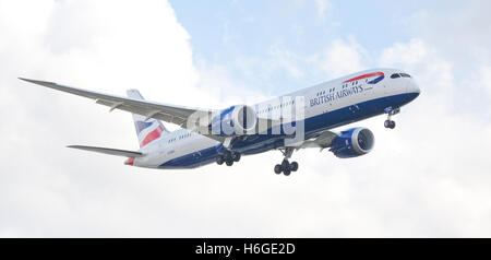 British Airways Boeing 787 Dreamliner G-ZBKL en approche finale à l'aéroport de Londres Heathrow LHR Banque D'Images