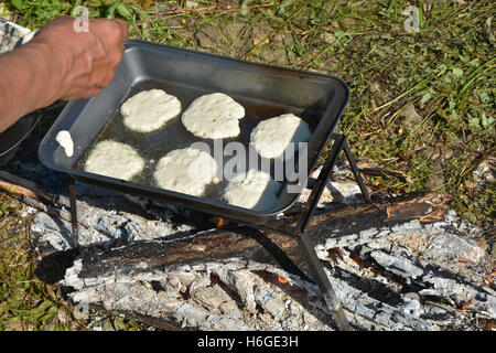 Cuisson sur le camp des crêpes pour le petit-déjeuner. La poêle avec les tortillas sur le feu. Banque D'Images