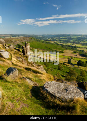 Une vue à des kilomètres à la campagne environnante de bord Curbar Ridge, Peak District, Derbyshire, Royaume-Uni Banque D'Images