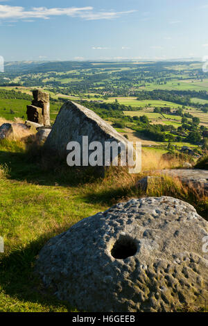 Un adandoned meule à Curbar Edge, Peak District, Derbyshire, Angleterre, Royaume-Uni Banque D'Images