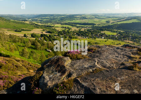 Vue sur les environs du paysage rural de Buxton et Curbar de Curbar Edge, Derbyshire, Angleterre, Royaume-Uni Banque D'Images