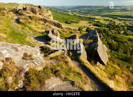 Vue depuis le sentier menant au bord Curbar Ridge, Derbyshire, Angleterre, Royaume-Uni Banque D'Images