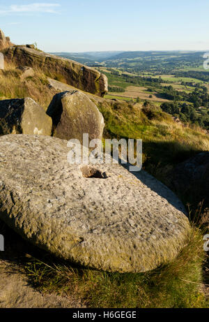 Une meule abandonnée située sur Curbar Edge, Derbyshire, Angleterre, Royaume-Uni Banque D'Images