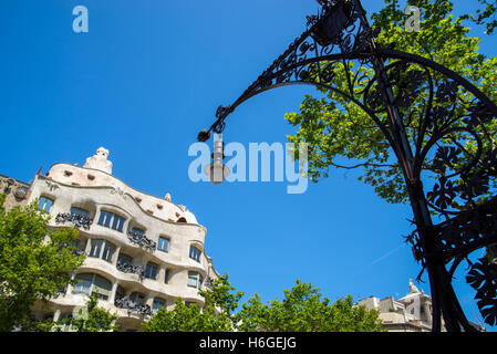 Casa Milà, connu localement sous le nom de La Pedrera. Antoni Gaudís immeuble moderniste de Barcelone, Catalogne, Espagne. Banque D'Images