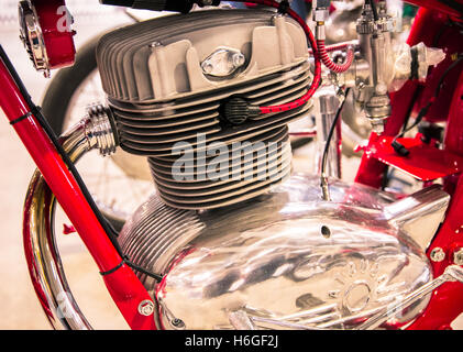 Vérone, Italie - 9 mai 2015 : Détail de la tête du moteur d'une rouge motos anciennes. Banque D'Images