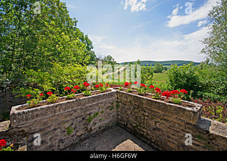 Vue depuis la terrasse de l'ancien français moulin en Bourgogne, France Banque D'Images