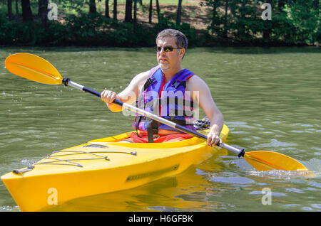 Man sur la rivière en kayak jaune Banque D'Images