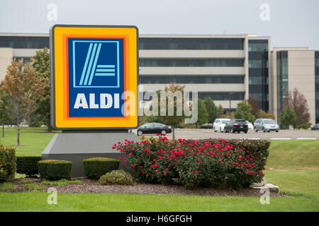 Un logo affiche à l'extérieur du siège social américain d'ALDI à Batavia, Illinois le 15 octobre 2016. Banque D'Images