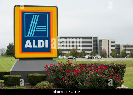 Un logo affiche à l'extérieur du siège social américain d'ALDI à Batavia, Illinois le 15 octobre 2016. Banque D'Images