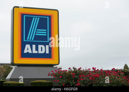 Un logo affiche à l'extérieur du siège social américain d'ALDI à Batavia, Illinois le 15 octobre 2016. Banque D'Images